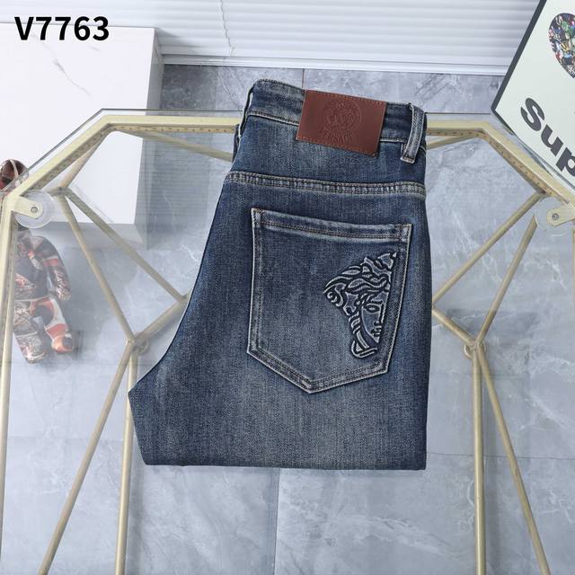 秋冬 新款牛仔裤 款号：V7763 尺码：29一42 商务版型：微宽，无论腿粗或腿细，上身效果都显瘦，显腿直。