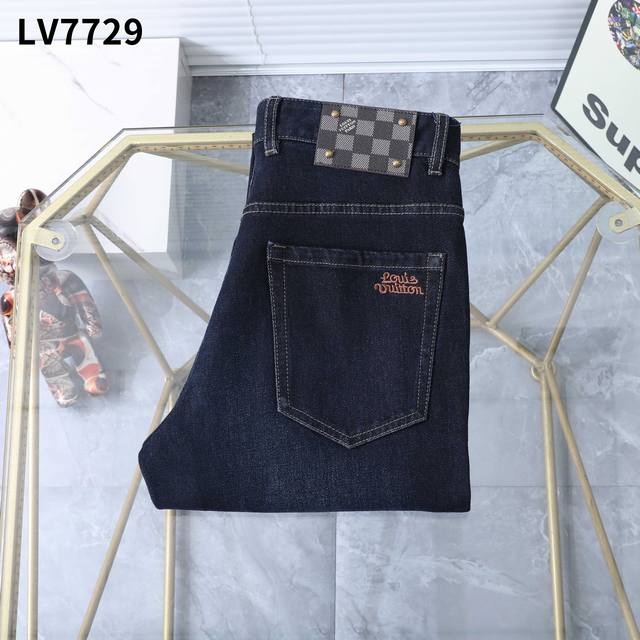 秋冬 新款牛仔裤 款号：Lv7729 尺码：29一42 商务版型：微宽，无论腿粗或腿细，上身效果都显瘦，显腿直。