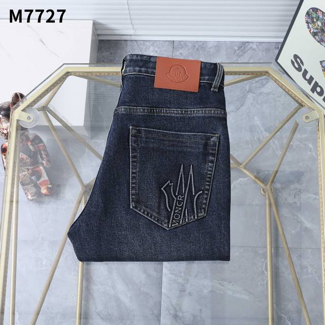 秋冬 新款牛仔裤 款号：M7727 尺码：29一42 商务版型：微宽，无论腿粗或腿细，上身效果都显瘦，显腿直。