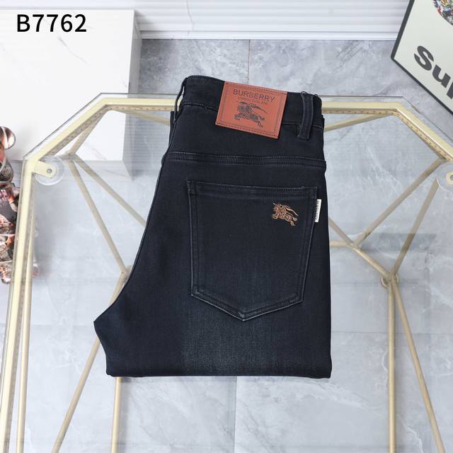 秋冬 新款牛仔裤 款号：B7762 尺码：29一42 商务版型：微宽，无论腿粗或腿细，上身效果都显瘦，显腿直。