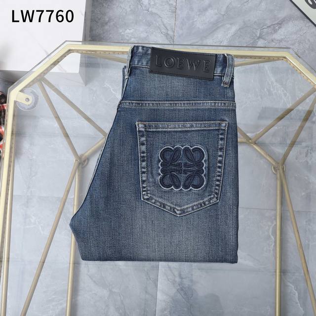 秋冬 新款牛仔裤 款号：Lw7760 尺码：29一42 商务版型：微宽，无论腿粗或腿细，上身效果都显瘦，显腿直。