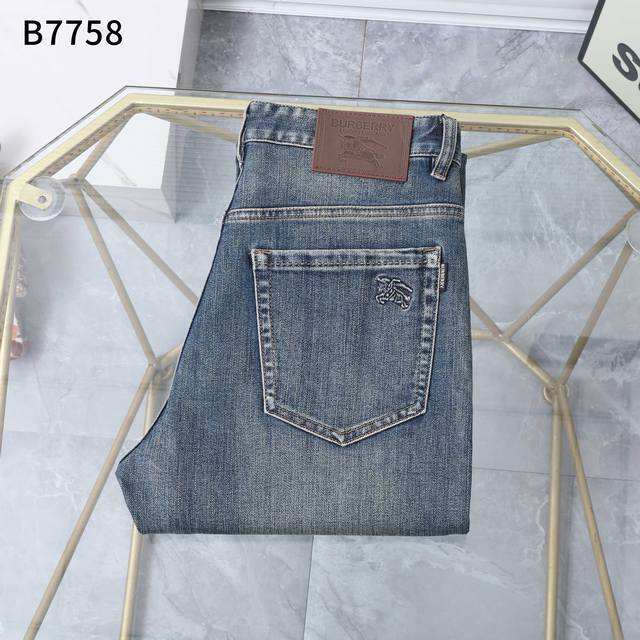 秋冬 新款牛仔裤 款号：B7758 尺码：29一42 商务版型：微宽，无论腿粗或腿细，上身效果都显瘦，显腿直。