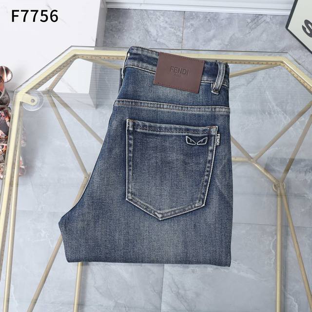 秋冬 新款牛仔裤 款号：F7756 尺码：29一42 商务版型：微宽，无论腿粗或腿细，上身效果都显瘦，显腿直。