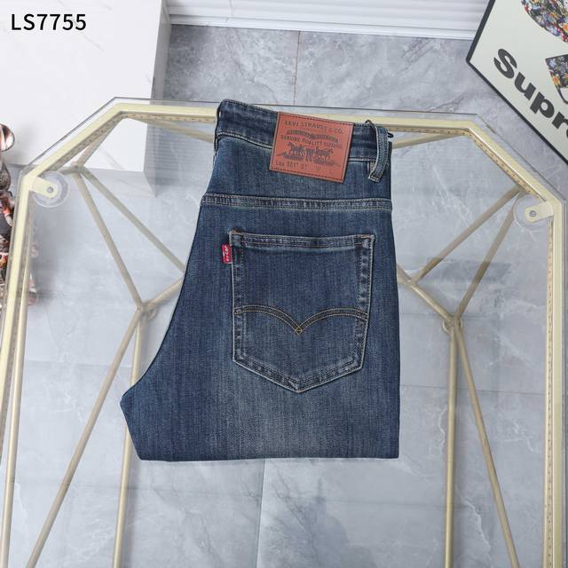 秋冬 新款牛仔裤 款号：Ls7755 尺码：29一42 商务版型：微宽，无论腿粗或腿细，上身效果都显瘦，显腿直。