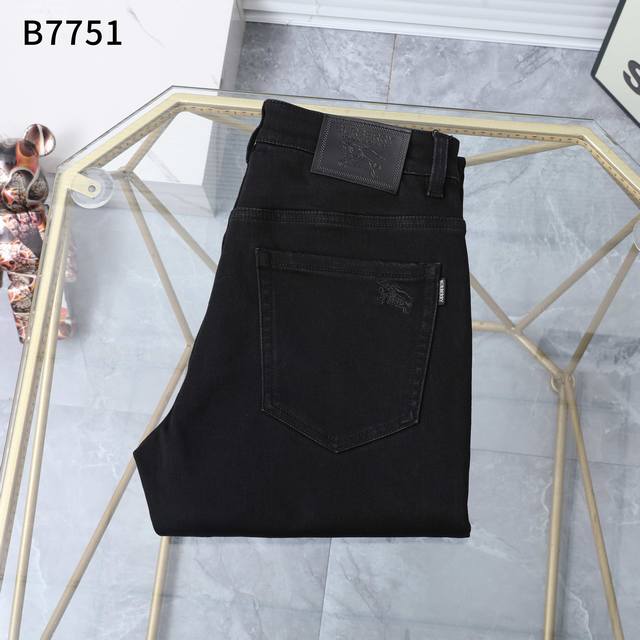 秋冬 新款牛仔裤 款号：B7751 尺码：29一42 商务版型：微宽，无论腿粗或腿细，上身效果都显瘦，显腿直。