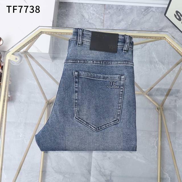 秋冬 新款牛仔裤 款号：Tf7738 尺码：29一42 商务版型：微宽，无论腿粗或腿细，上身效果都显瘦，显腿直。