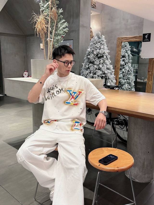 Lv 2025春夏新款首发专柜最新款短袖圆领T恤 高端订制 设计前卫时尚！品牌Logo重工艺设计 高端定制丝光云朵棉面料.手感柔软.穿着舒适.专柜级别精致车线.
