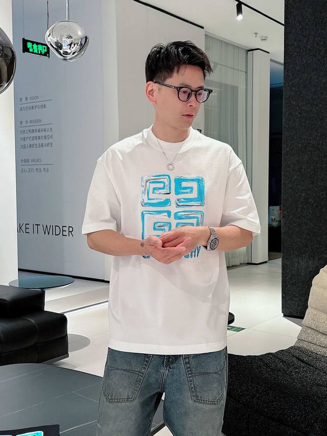 纪梵希 2025春夏新款首发专柜最新款短袖圆领T恤 高端订制 设计前卫时尚！品牌Logo重工艺设计 高端定制丝光云朵棉面料.手感柔软.穿着舒适.专柜级别精致车线