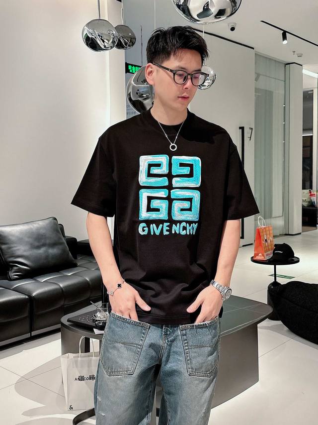 纪梵希 2025春夏新款首发专柜最新款短袖圆领T恤 高端订制 设计前卫时尚！品牌Logo重工艺设计 高端定制丝光云朵棉面料.手感柔软.穿着舒适.专柜级别精致车线