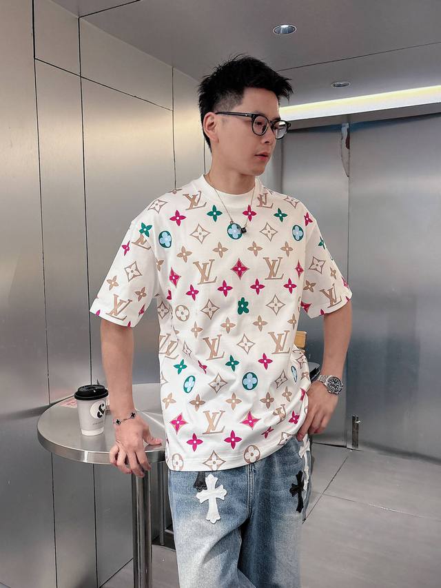 Lv 2025春夏新款首发专柜最新款短袖圆领T恤 高端订制 设计前卫时尚！品牌Logo重工艺设计 高端定制丝光云朵棉面料.手感柔软.穿着舒适.专柜级别精致车线.