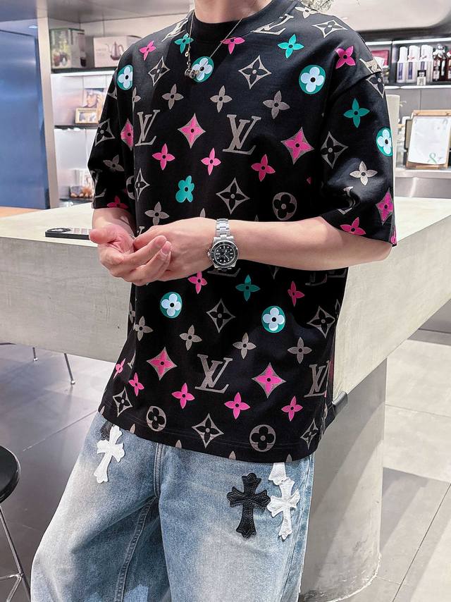 Lv 2025春夏新款首发专柜最新款短袖圆领T恤 高端订制 设计前卫时尚！品牌Logo重工艺设计 高端定制丝光云朵棉面料.手感柔软.穿着舒适.专柜级别精致车线.