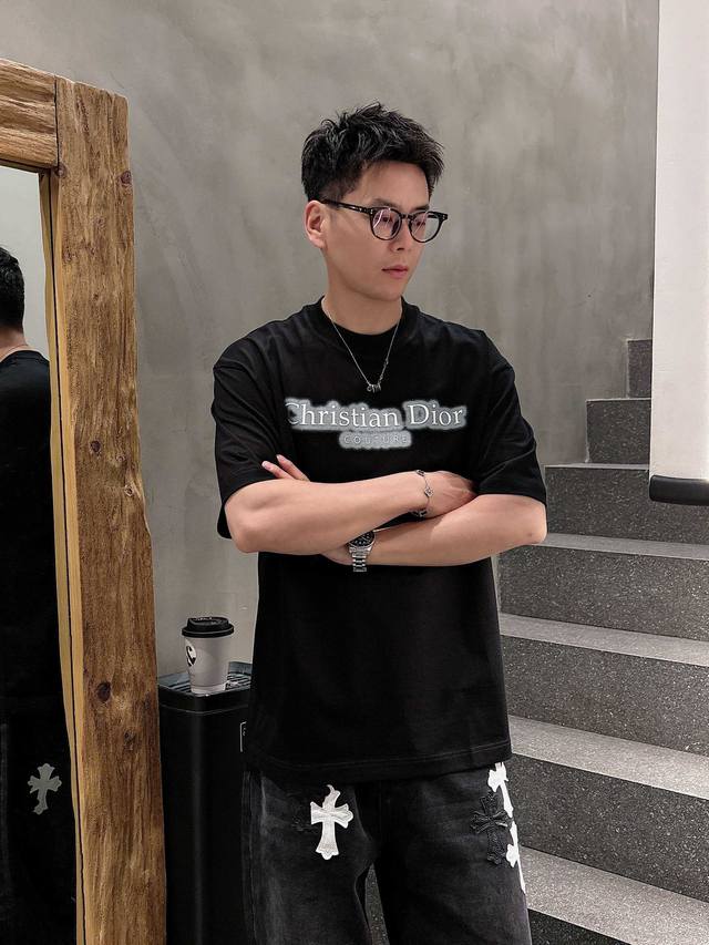 迪奥 2025春夏新款首发专柜最新款短袖圆领T恤 高端订制 设计前卫时尚！品牌Logo重工艺设计 高端定制丝光云朵棉面料.手感柔软.穿着舒适.专柜级别精致车线.