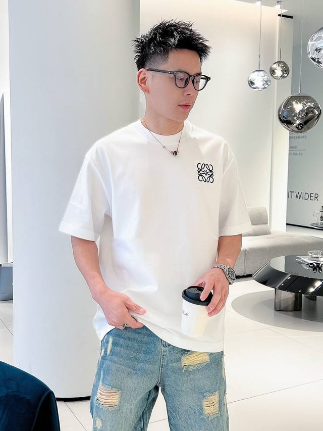 罗意威 2025春夏新款首发专柜最新款短袖圆领T恤 高端订制 设计前卫时尚！品牌Logo重工艺设计 高端定制丝光云朵棉面料.手感柔软.穿着舒适.专柜级别精致车线