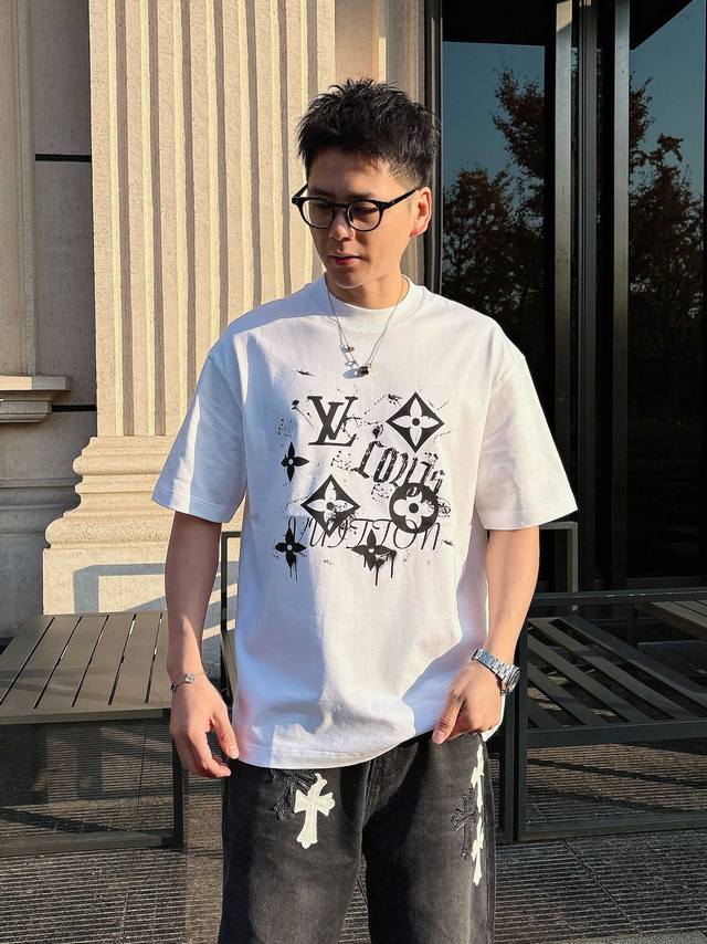 Lv 2025春夏新款首发专柜最新款短袖圆领T恤 高端订制 设计前卫时尚！品牌Logo重工艺设计 高端定制丝光云朵棉面料.手感柔软.穿着舒适.专柜级别精致车线.