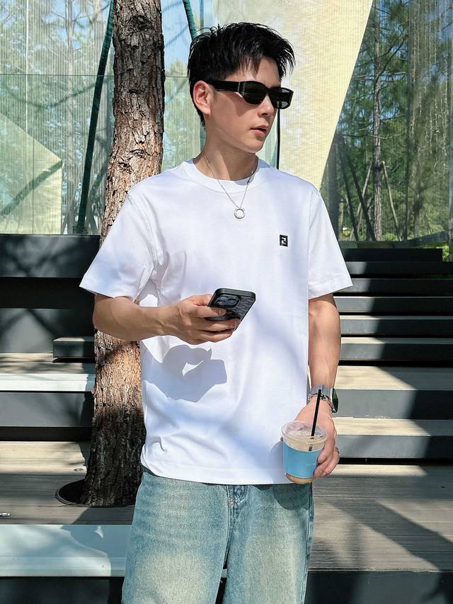 芬迪 2025春夏新款首发专柜最新款短袖圆领T恤 高端订制 设计前卫时尚！品牌Logo重工艺设计 高端定制液氨匹马棉面料.手感柔软.穿着舒适.专柜级别精致车线.