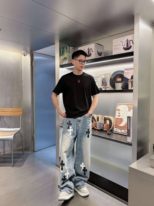 蒙口 2025春夏新款首发专柜最新款短袖圆领T恤 高端订制 设计前卫时尚！品牌Logo重工艺设计 高端定制丝进口液氨匹马棉面料.手感柔软.穿着舒适.专柜级别精致
