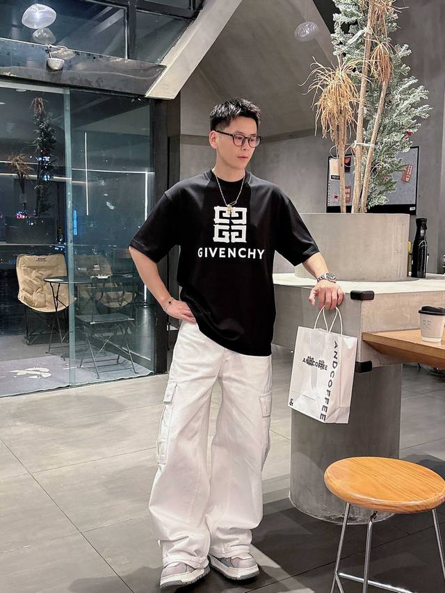纪梵希 2025春夏新款首发专柜最新款短袖圆领T恤 高端订制 设计前卫时尚！品牌Logo重工艺设计 高端定制丝光云朵棉面料.手感柔软.穿着舒适.专柜级别精致车线
