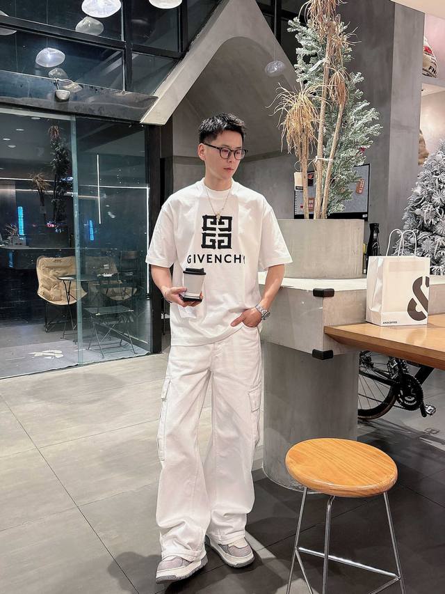 纪梵希 2025春夏新款首发专柜最新款短袖圆领T恤 高端订制 设计前卫时尚！品牌Logo重工艺设计 高端定制丝光云朵棉面料.手感柔软.穿着舒适.专柜级别精致车线