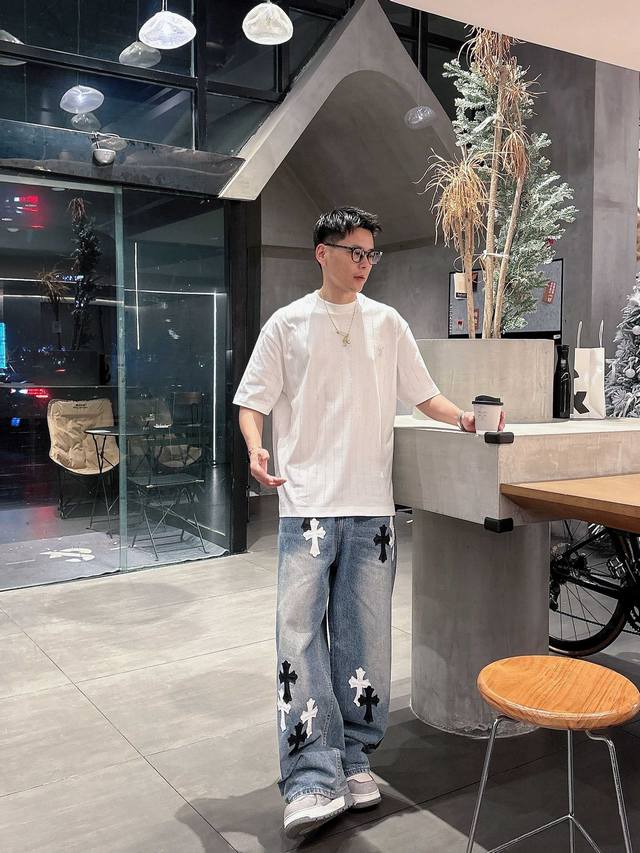Lv 2025春夏新款首发专柜最新款短袖圆领T恤 高端订制 设计前卫时尚！品牌Logo重工艺设计 高端定制丝光云朵棉面料.手感柔软.穿着舒适.专柜级别精致车线.