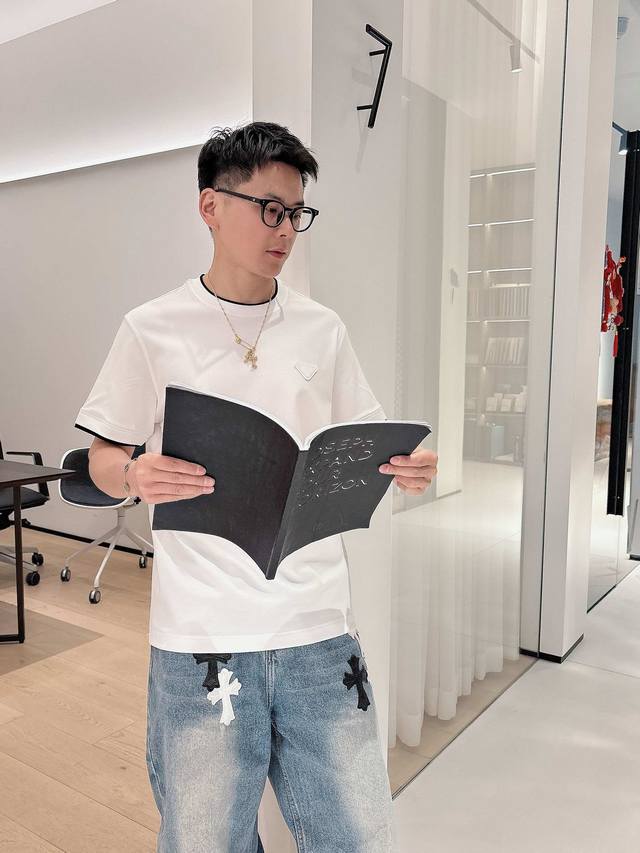 普拉达 2025春夏新款首发专柜最新款短袖圆领T恤 高端订制 设计前卫时尚！品牌Logo重工艺设计 高端定制进口液氨匹马棉面料.手感柔软.穿着舒适.专柜级别精致