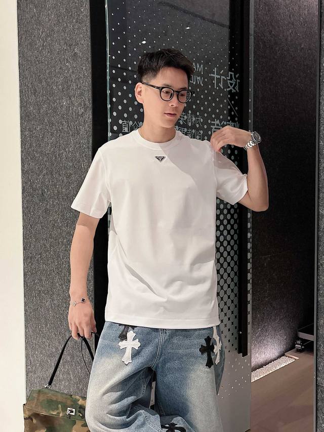 普拉达 2025春夏新款首发专柜最新款短袖圆领T恤 高端订制 设计前卫时尚！品牌Logo重工艺设计 高端定制进口匹马棉面料.手感柔软.穿着舒适.专柜级别精致车线