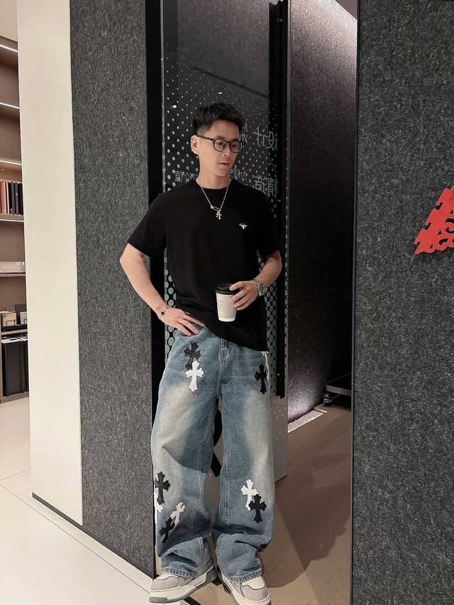 迪奥 2025春夏新款首发专柜最新款短袖圆领T恤 高端订制 设计前卫时尚！品牌Logo重工艺设计 高端定制进口匹马棉面料.手感柔软.穿着舒适.专柜级别精致车线.