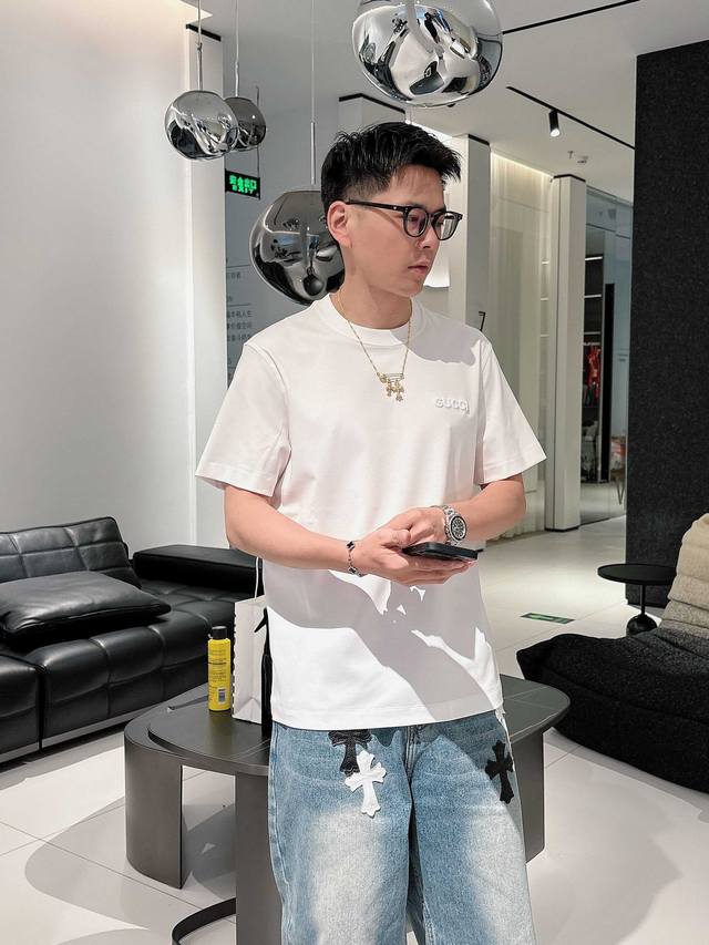 古驰 2025春夏新款首发专柜最新款短袖圆领T恤 高端订制 设计前卫时尚！品牌Logo重工艺设计 高端定制进口匹马棉面料.手感柔软.穿着舒适.专柜级别精致车线.