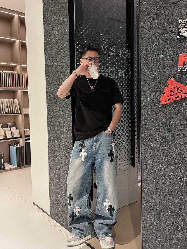 古驰 2025春夏新款首发专柜最新款短袖圆领T恤 高端订制 设计前卫时尚！品牌Logo重工艺设计 高端定制进口匹马棉面料.手感柔软.穿着舒适.专柜级别精致车线.