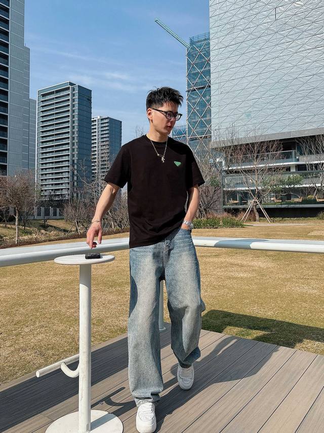 普拉达 2025春夏新款首发专柜最新款短袖圆领T恤 高端订制 设计前卫时尚！品牌Logo重工艺设计 高端定制进口液氨匹马棉面料.手感柔软.穿着舒适.专柜级别精致