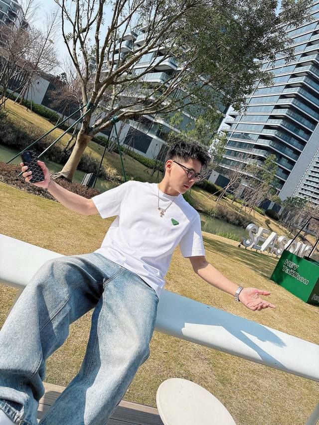 普拉达 2025春夏新款首发专柜最新款短袖圆领T恤 高端订制 设计前卫时尚！品牌Logo重工艺设计 高端定制进口液氨匹马棉面料.手感柔软.穿着舒适.专柜级别精致