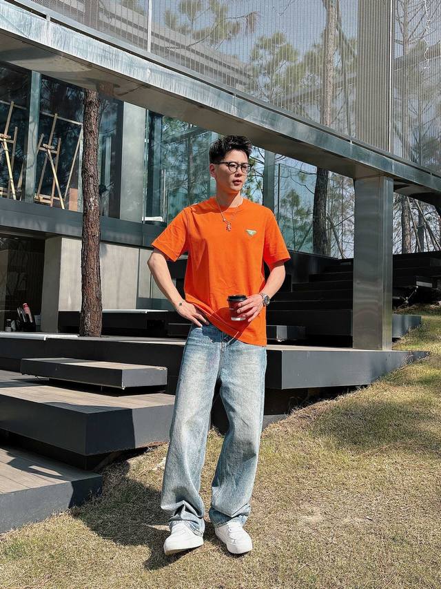 普拉达 2025春夏新款首发专柜最新款短袖圆领T恤 高端订制 设计前卫时尚！品牌Logo重工艺设计 高端定制进口液氨匹马棉面料.手感柔软.穿着舒适.专柜级别精致
