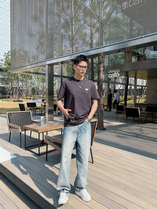 普拉达 2025春夏新款首发专柜最新款短袖圆领T恤 高端订制 设计前卫时尚！品牌Logo重工艺设计 高端定制进口液氨匹马棉面料.手感柔软.穿着舒适.专柜级别精致