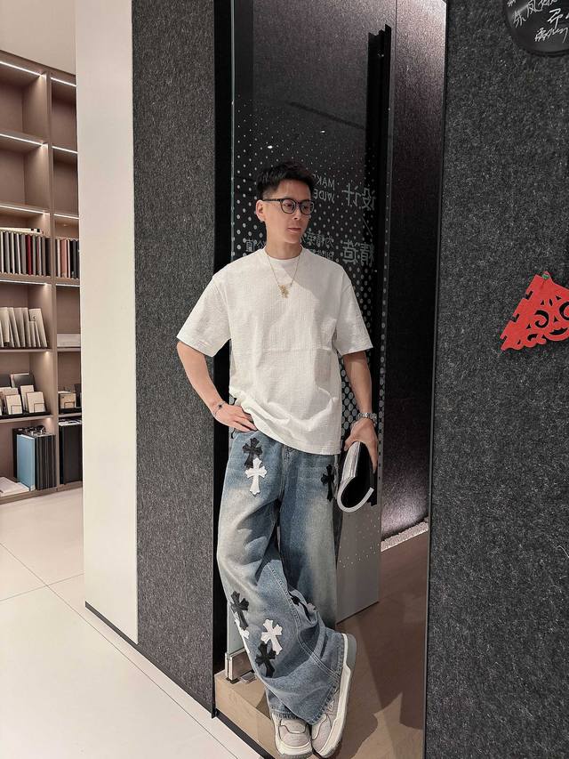 迪奥 2025春夏新款首发专柜最新款短袖圆领T恤 高端订制 设计前卫时尚！品牌Logo重工艺设计 高端定制丝光云朵棉面料.手感柔软.穿着舒适.专柜级别精致车线.