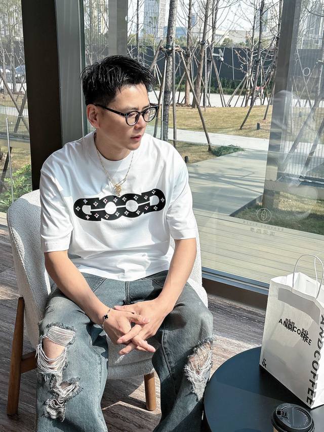 Goodbrand 2025春夏新款首发专柜最新款短袖圆领T恤 高端订制 设计前卫时尚！品牌Logo重工艺设计 高端定制丝光云朵棉面料.手感柔软.穿着舒适.专柜