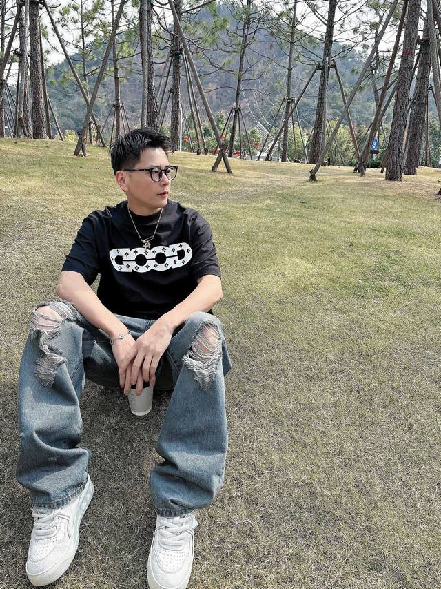 Goodbrand 2025春夏新款首发专柜最新款短袖圆领T恤 高端订制 设计前卫时尚！品牌Logo重工艺设计 高端定制丝光云朵棉面料.手感柔软.穿着舒适.专柜