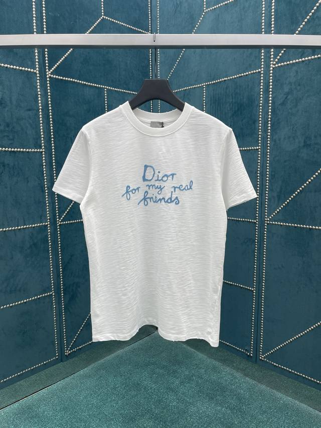 迪奥 25Ss新款 T 恤展示来自 Dior And Hylton Nel 联名系列的 Dior For My Real Friends 标志。采用白色棉质平纹