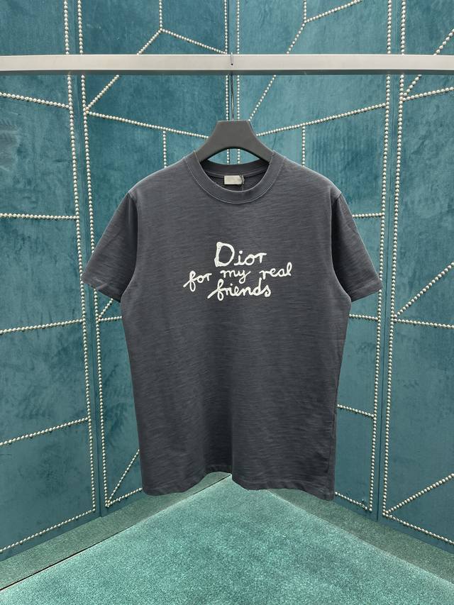 迪奥 25Ss新款 T 恤展示来自 Dior And Hylton Nel 联名系列的 Dior For My Real Friends 标志。采用灰色棉质平纹