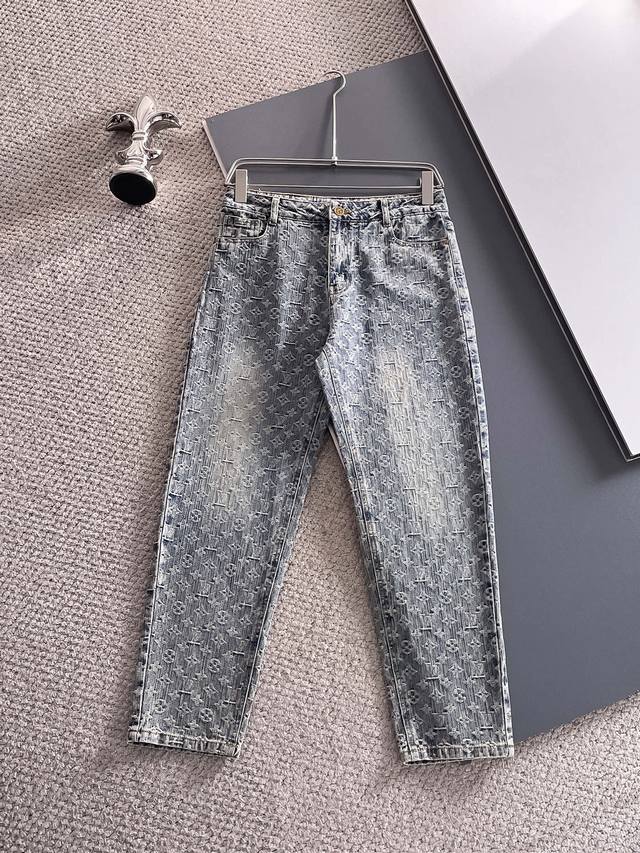 Lv 2025新品，原单牛仔裤 原版重工打造，品牌经典Logo设计，三标齐全！原版五金辅料。专柜定制牛仔面料，完全对版专柜，欢迎专柜试穿后再购买，好货不怕比。码