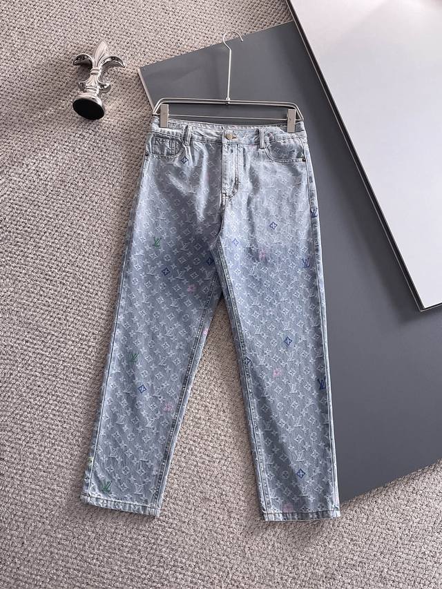 Lv 2025新品，原单牛仔裤 原版重工打造，品牌经典Logo设计，三标齐全！原版五金辅料。专柜定制牛仔面料，完全对版专柜，欢迎专柜试穿后再购买，好货不怕比。码