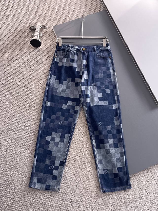 Lv 2025新品，原单牛仔裤 原版重工打造，品牌经典Logo设计，三标齐全！原版五金辅料。专柜定制牛仔面料，完全对版专柜，欢迎专柜试穿后再购买，好货不怕比。码