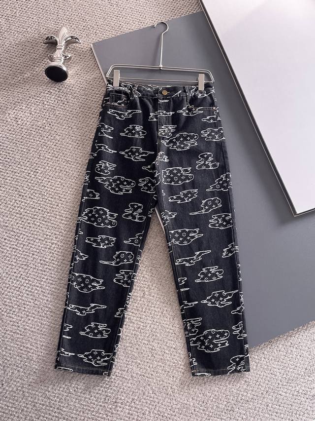 Lv 2025新品，原单牛仔裤 原版重工打造，品牌经典Logo设计，三标齐全！原版五金辅料。专柜定制牛仔面料，完全对版专柜，欢迎专柜试穿后再购买，好货不怕比。码