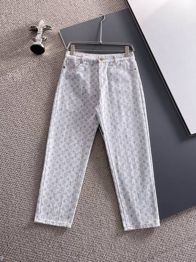 Lv 2025新品，原单牛仔裤 原版重工打造，品牌经典Logo设计，三标齐全！原版五金辅料。专柜定制牛仔面料，完全对版专柜，欢迎专柜试穿后再购买，好货不怕比。码