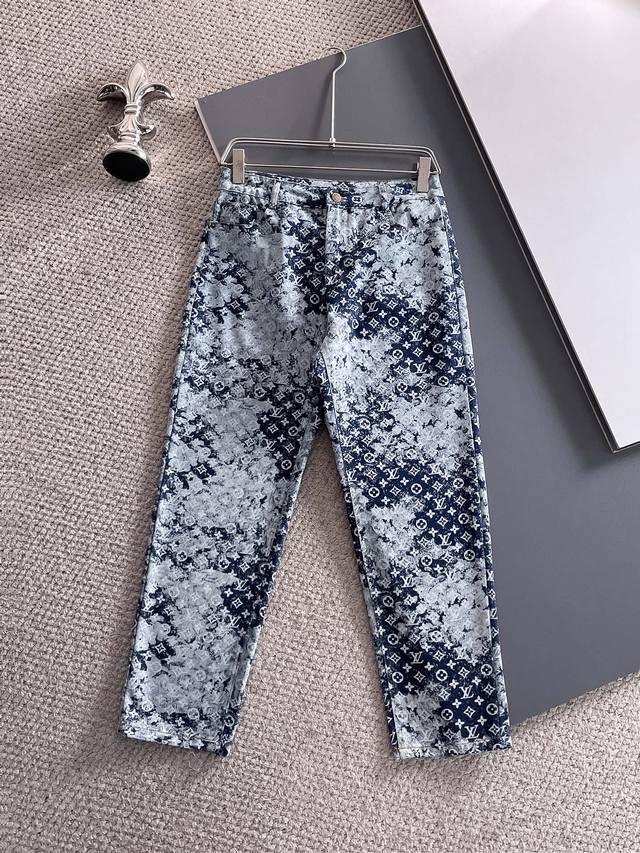 Lv 2025新品，原单牛仔裤 原版重工打造，品牌经典Logo设计，三标齐全！原版五金辅料。专柜定制牛仔面料，完全对版专柜，欢迎专柜试穿后再购买，好货不怕比。码