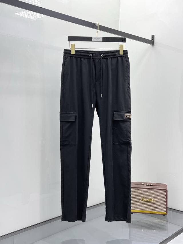 Dg 顶级货品 2025春夏新款休闲裤！官网同步发售。品牌经典Logo休闲裤 ，定制面料，舒适度极好，手触感强烈。辨识度极高，完美品相工艺。 尺码：M-3Xl