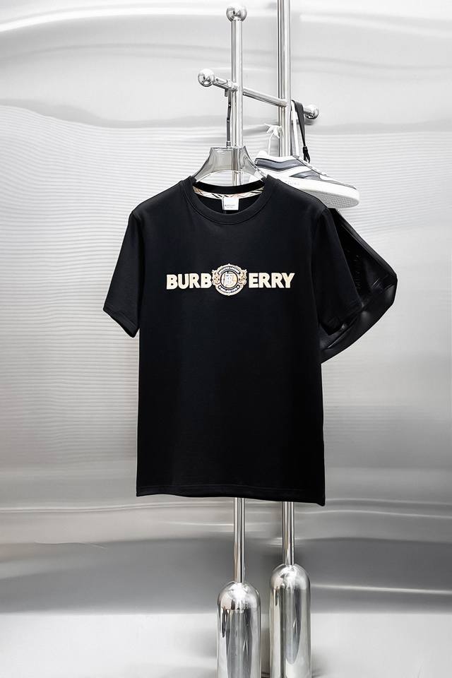 Bur 巴宝莉 高定面料 2025春夏新品上市时尚经典圆领短袖时尚单品设计，更加时尚舒适，高标准定制，上身非常有型，采用重磅280G双纱精梳棉材质 面料质感非常
