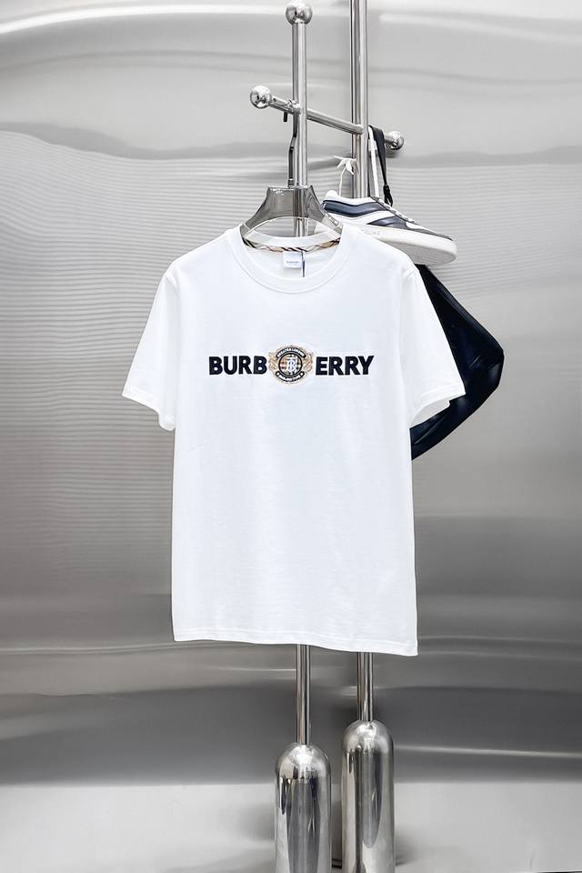 Bur 巴宝莉 高定面料 2025春夏新品上市时尚经典圆领短袖时尚单品设计，更加时尚舒适，高标准定制，上身非常有型，采用重磅280G双纱精梳棉材质 面料质感非常