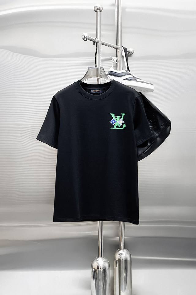 Lv 路易 高定面料 2025春夏新品上市时尚经典圆领短袖时尚单品设计，更加时尚舒适，高标准定制，上身非常有型，采用重磅280G双纱精梳棉材质 面料质感非常细腻
