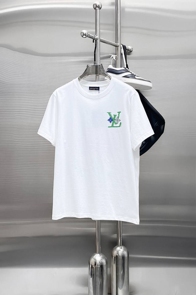 Lv 路易 高定面料 2025春夏新品上市时尚经典圆领短袖时尚单品设计，更加时尚舒适，高标准定制，上身非常有型，采用重磅280G双纱精梳棉材质 面料质感非常细腻