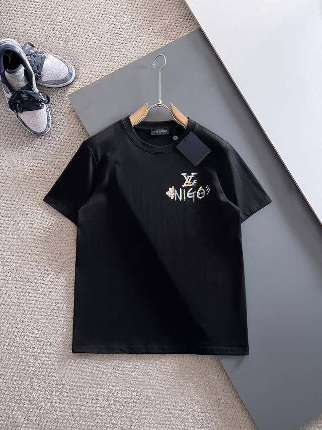 Lv 路易 高定面料 2025春夏新品上市时尚经典圆领短袖时尚单品设计，更加时尚舒适，高标准定制，上身非常有型，采用重磅280G双纱精梳棉材质 面料质感非常细腻