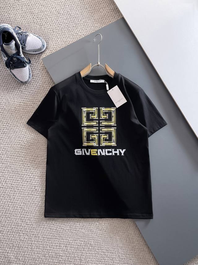 Giv 纪梵希 高定面料 2025春夏新品上市时尚经典圆领短袖时尚单品设计，更加时尚舒适，高标准定制，上身非常有型，采用重磅280G双纱精梳棉材质 面料质感非常
